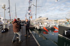 Ambiance sur les pontons du Vendee Globe 2016 - Yann Elies, skipper de l Imoca Queguiner-Leucemie Espoir - Les Sables d Olonne le 05/11/2016